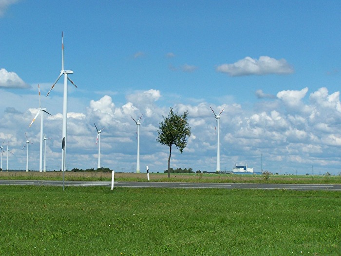 Landschaft mit Windrädern