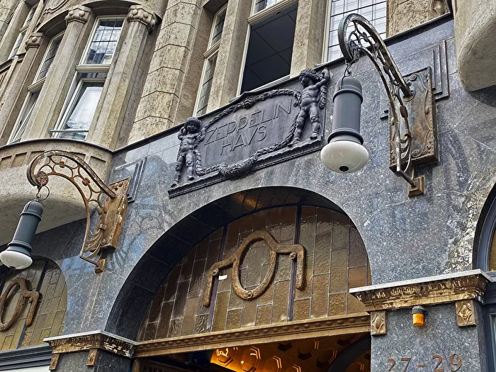 Straßenlaterne, Zeppelinhaus in Leipzig mit den Jugendstill-Laternen