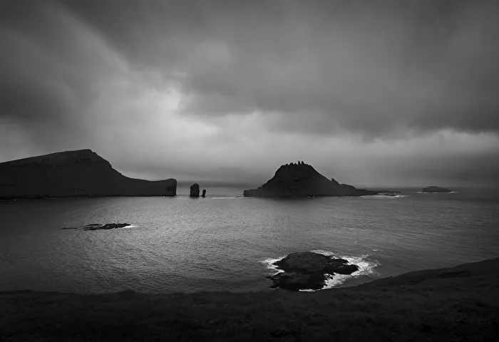 Färöer - Blick Richtung Tindholmur - monochrom