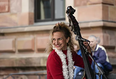 Bassistin in Wiesbaden Evas Apfel