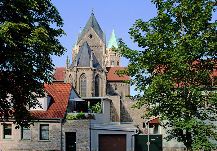 Hinter der Kirche