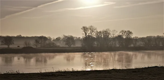 Morgennebel über den Fluss