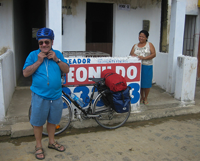 vor der ersten pousada nach recife mit der chefin der pousada!