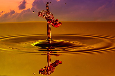 Wassertropfen Kollision im Sonnenuntergang