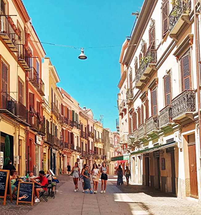 Via Stretta in der Altstadt von Cagliari, Sardinien