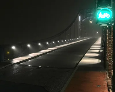 Brücken  in Dunkelheit - hier Kaiser-Wilhelm-Brücke in Wilhlemshaven im November Nebel