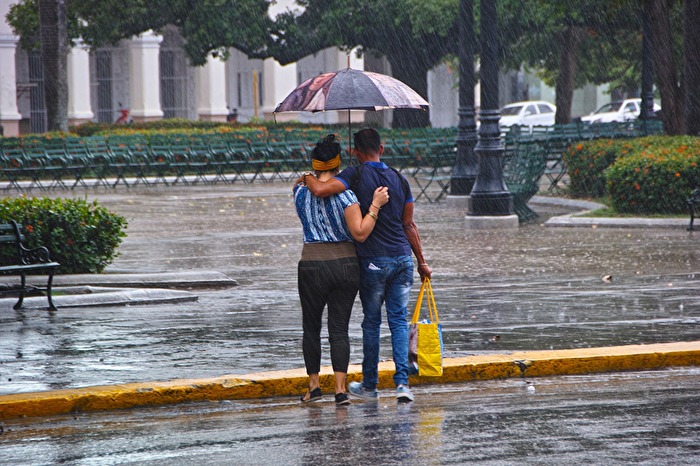 gemeinsam durch den Regen