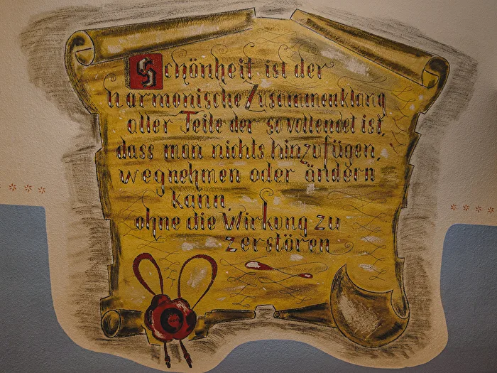 An der Wand