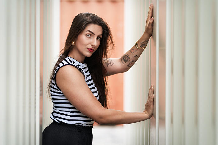 Jasmine zwischen den Containern