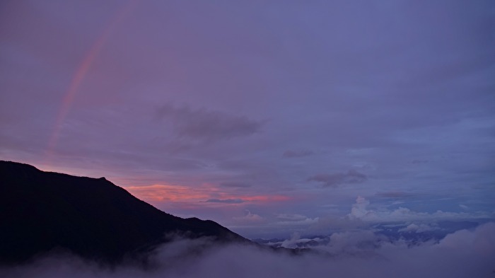 tropischer Sonnenuntergang am Trus Madi