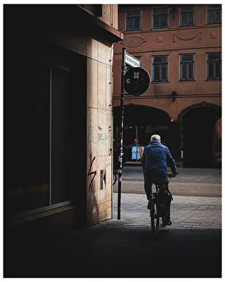 Zwischen Schatten und Alltag fährt die Stadt ihre eigenen Geschichten.