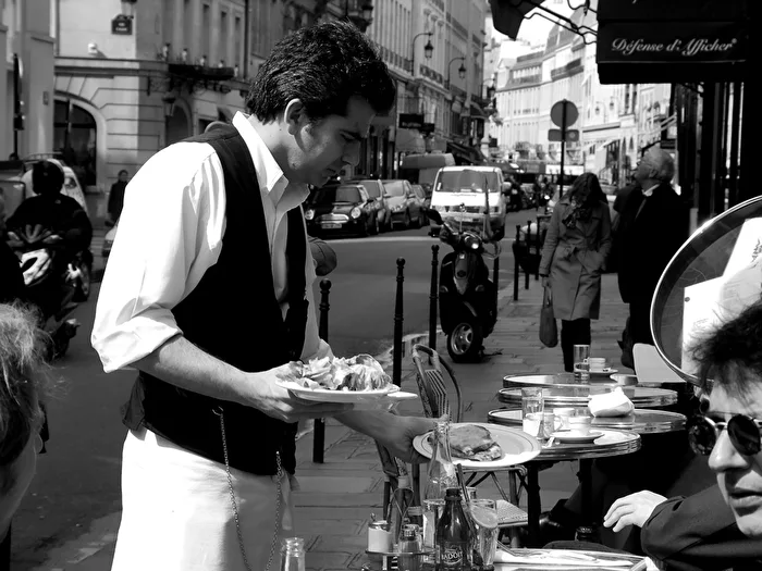 #Monochrom - Im Bistro in Paris