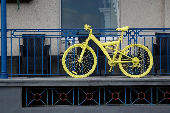 Blickfänger: Blau und Gelb, Fahrrad und Geländer.