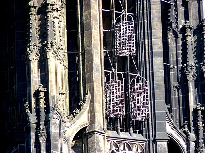 3 Käfige am Kirchturm