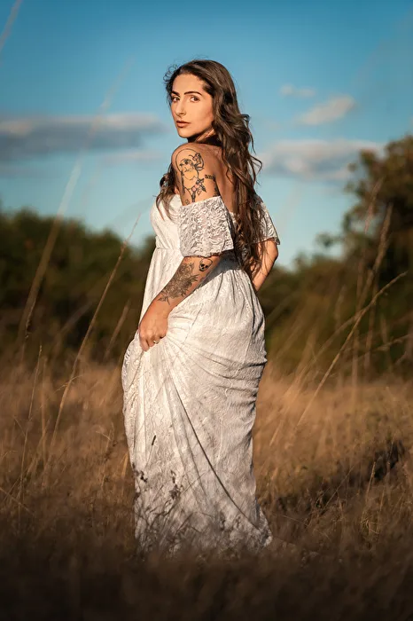 Jasmine im weißen Kleid
