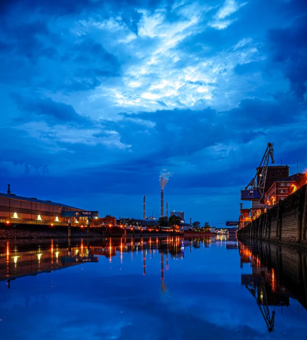 Cloud reflection in the Rhine harbor