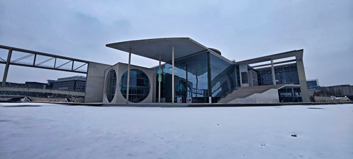 #berlin #bundestag #marieelisabethlüdershaus #melhaus #spree #winter #eis #schlittschuh