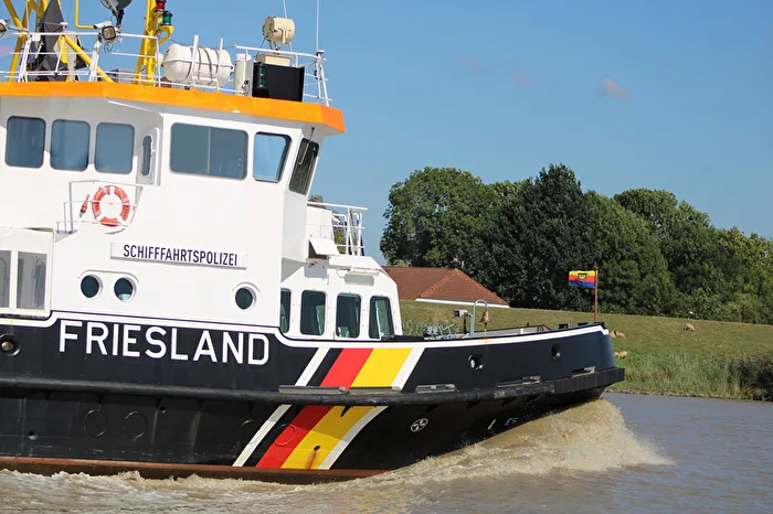 Die Friesland auf Überholkurs auf der Ems