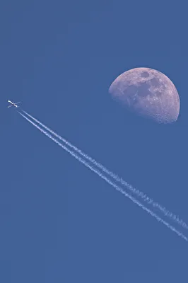 Mond mit Flugzeug