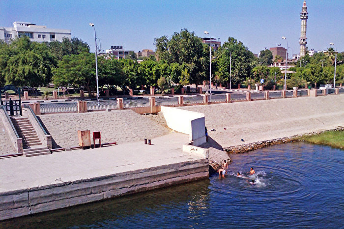 Baden im Nil, bei Edfu