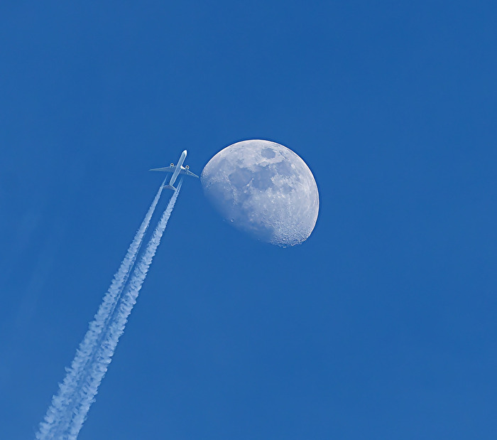 Immer schwer zu erwischen den moment wo das Flugzeug unterm Mond vorbei fliegt