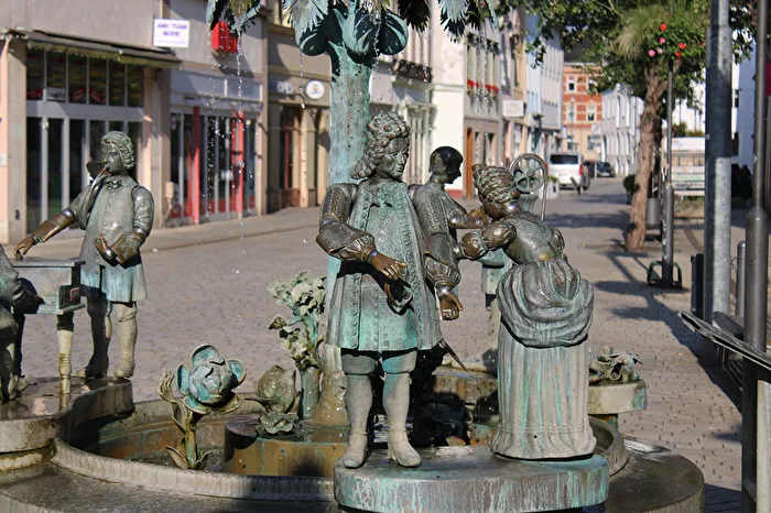 Skulptur (3) mit Brunnen