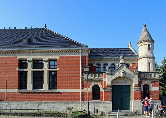 Die Jahn-Turnhalle und ein Teil des Jahn-Denkmals