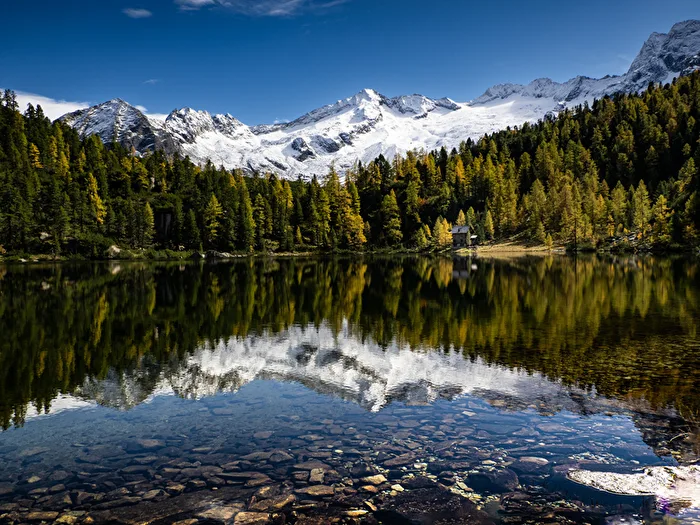Ein Spiegelbild in den Alpen