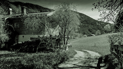 Altes Bauernhaus im Frühling