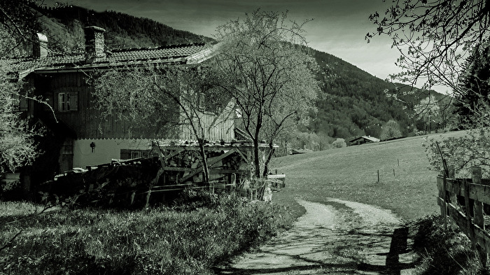 Altes Bauernhaus im Frühling