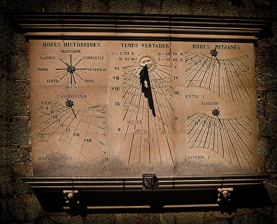 Alter_Sonenuhr mit Jahreszeitenkalender