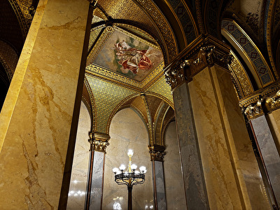 Im Inneren des ungarischen Parlamentsgebäudes (Budapest)