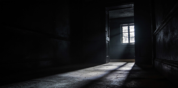 Durchs Fenster kommt Licht in die Dunkelheit