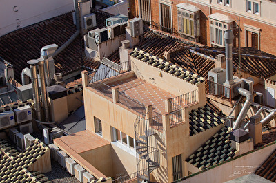 Auf dem Dach / über dem Dach .....