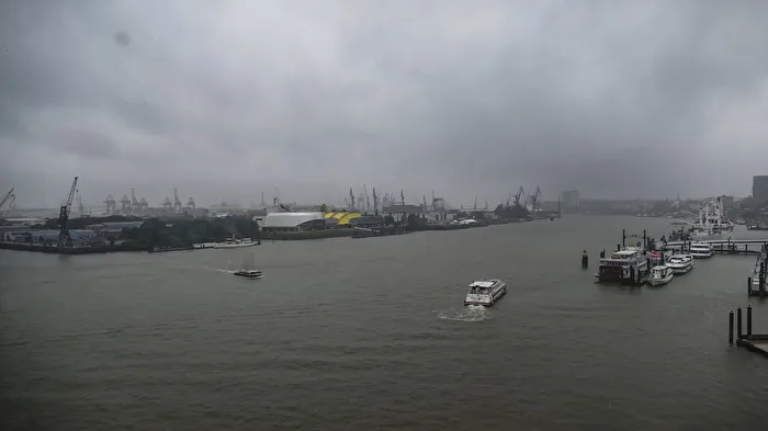 Vue sur l'Elbe en direction du port