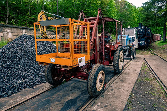 Grue à caisses sur rails