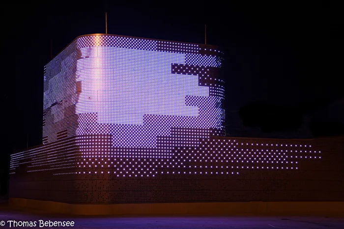 LED-Kunst Installation in Kiel nach Retusche