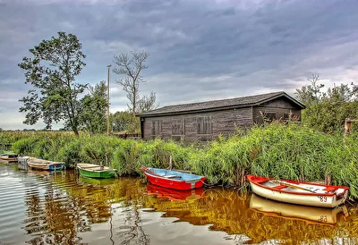 Fischerhütte und Ruderboote