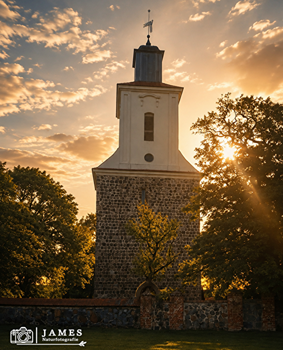 Église historique dans la lumière dorée du soir