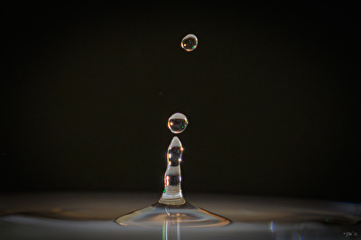 Wassertropfen erheben sich