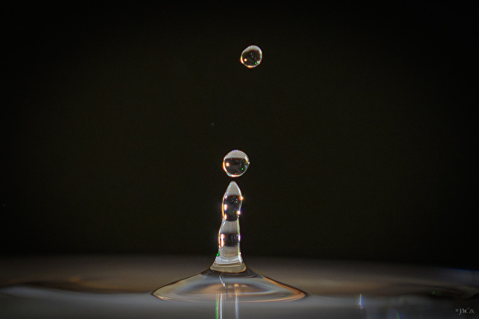 Wassertropfen erheben sich