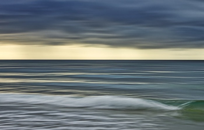 Dunkle Wolken ziehen auf