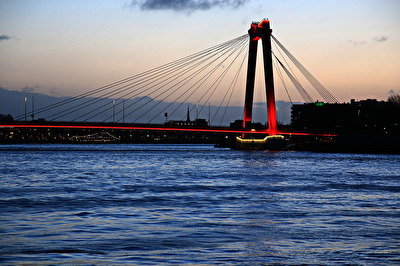 Willemsbrug in Rotterdam bei Tagesanbruch