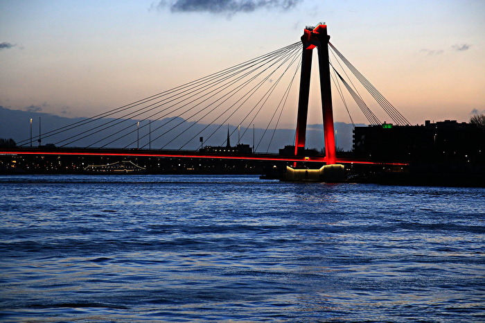 Willemsbrug in Rotterdam bei Tagesanbruch