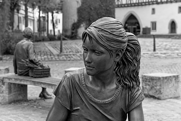 Zwei Generationen am Brunnen - gesehen in Tauberbischofsheim
