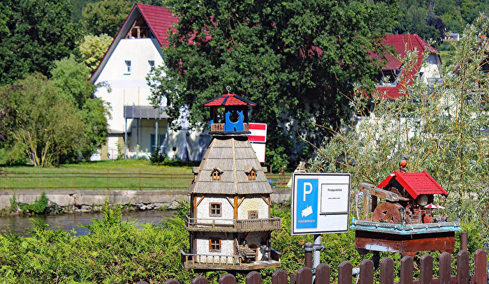 Hinter dem Zaun