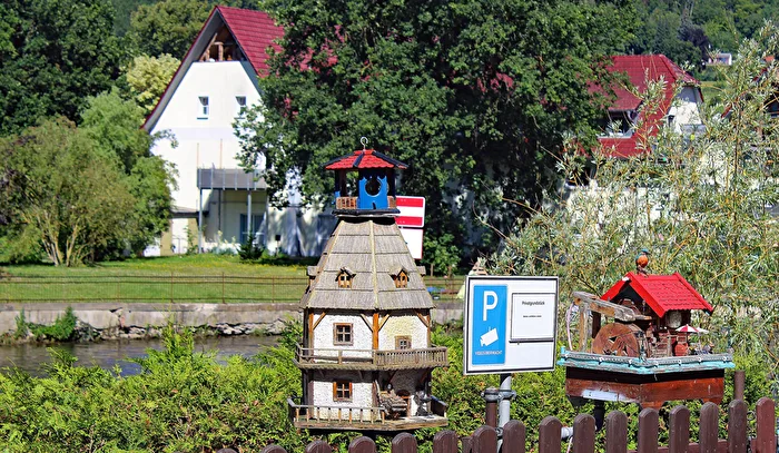 Hinter dem Zaun