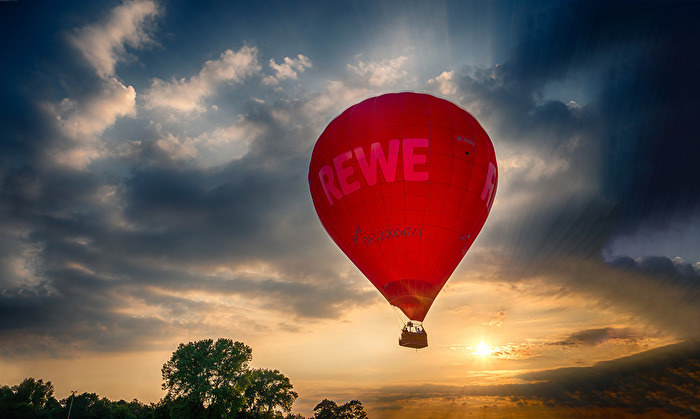 Heißluftballoon im Sonnenuntergang