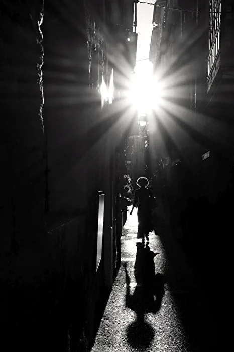  Schattenwurf - Woman in light
