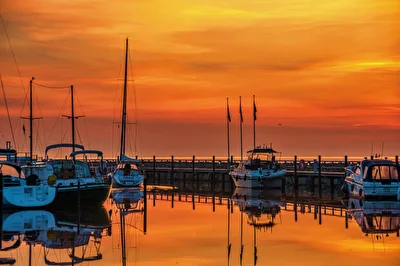Goldener Sonnenaufgang im Yachthafen